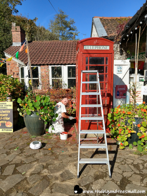 Red telephone booth.png